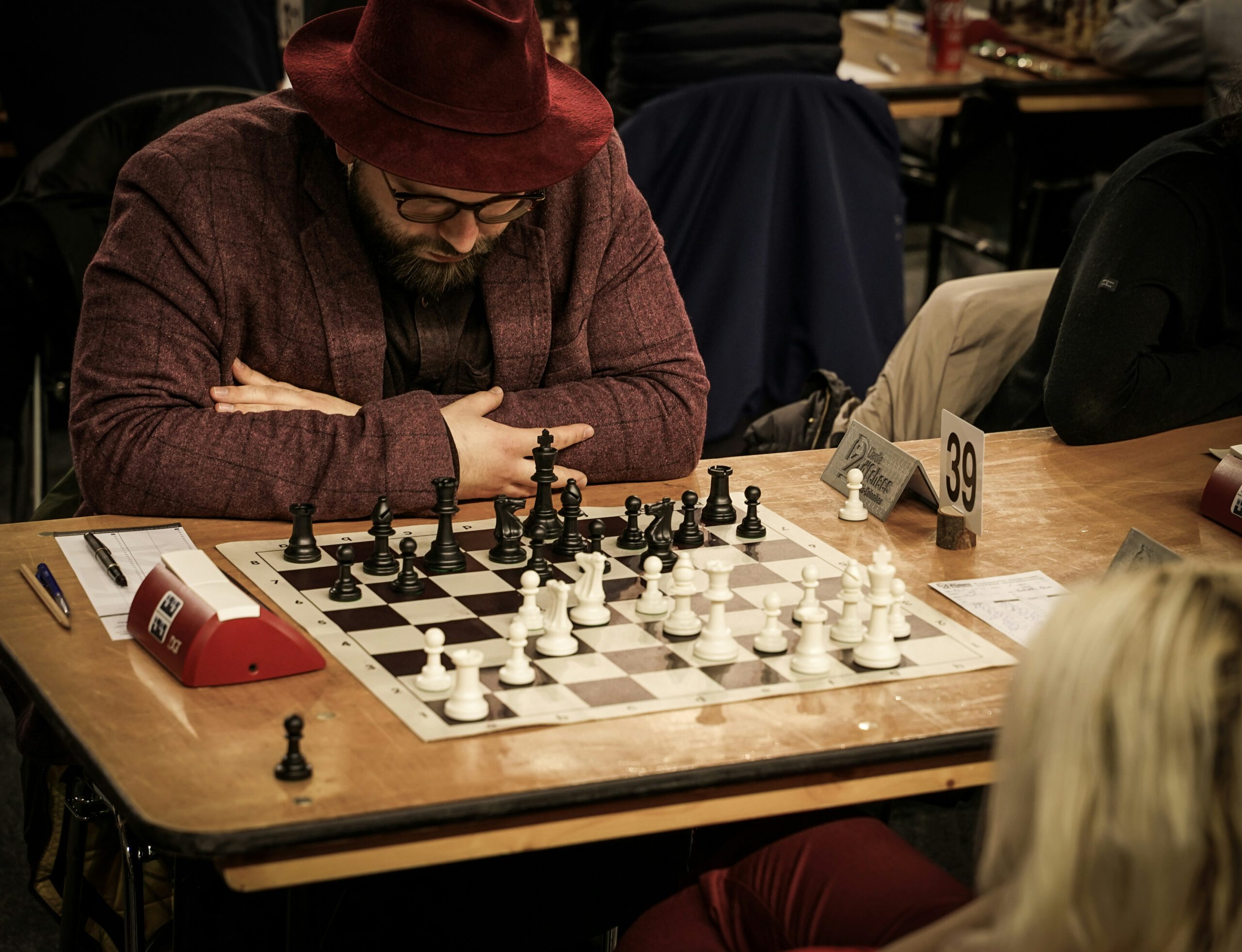 florian-cordier-zOTpWmLyxdU-unsplash Joeur d'échec en costume rouge