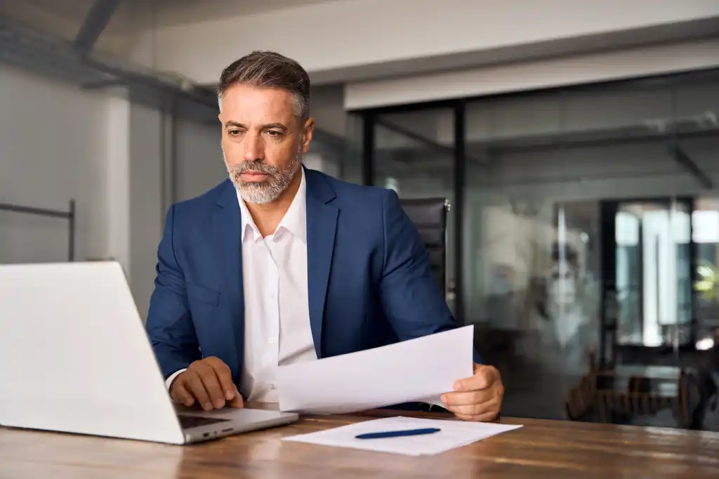 shutterstock_2349680489 Personne prenant des notes sur un ordinateur