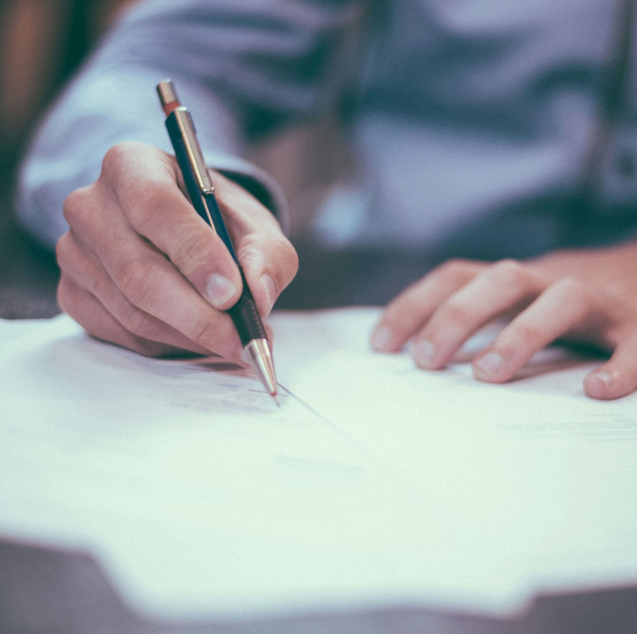 scott-graham-OQMZwNd3ThU-unsplash (1) (1) Homme qui signe